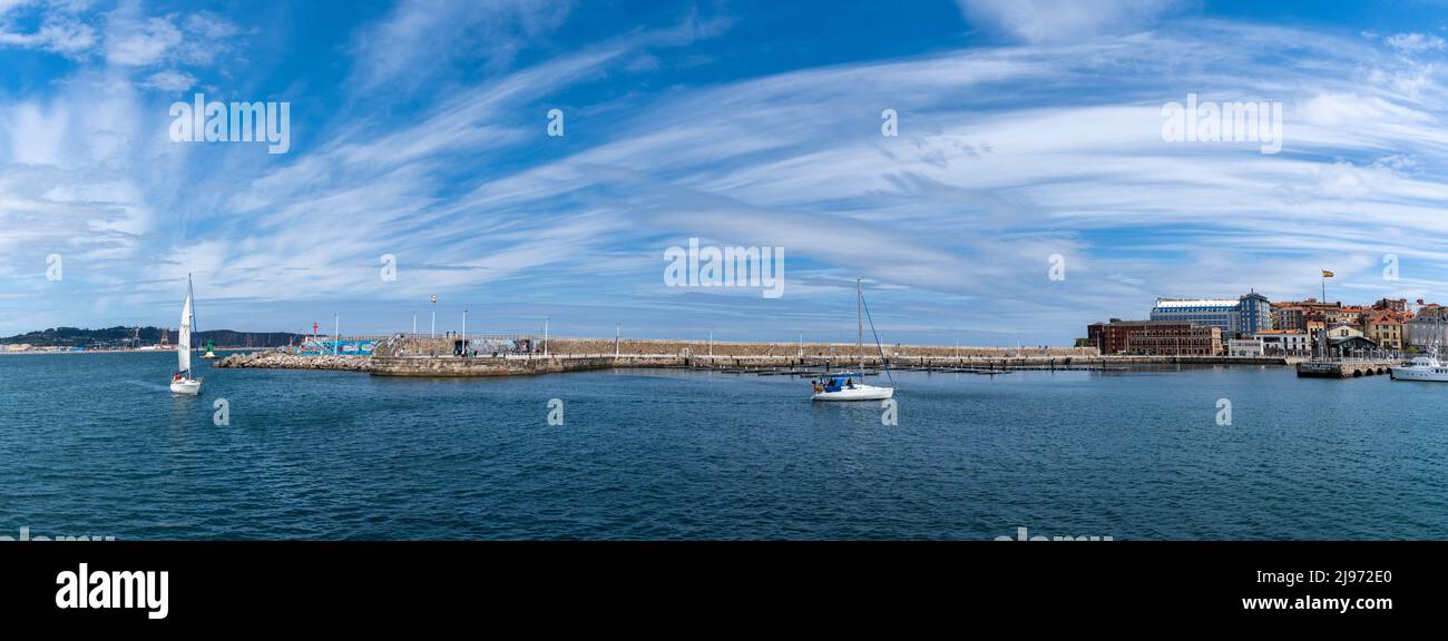 Gijon, Espagne - 24 avril 2022 : les voiliers entrent dans le port de plaisance et le port dans la vieille ville historique de Gijon Banque D'Images