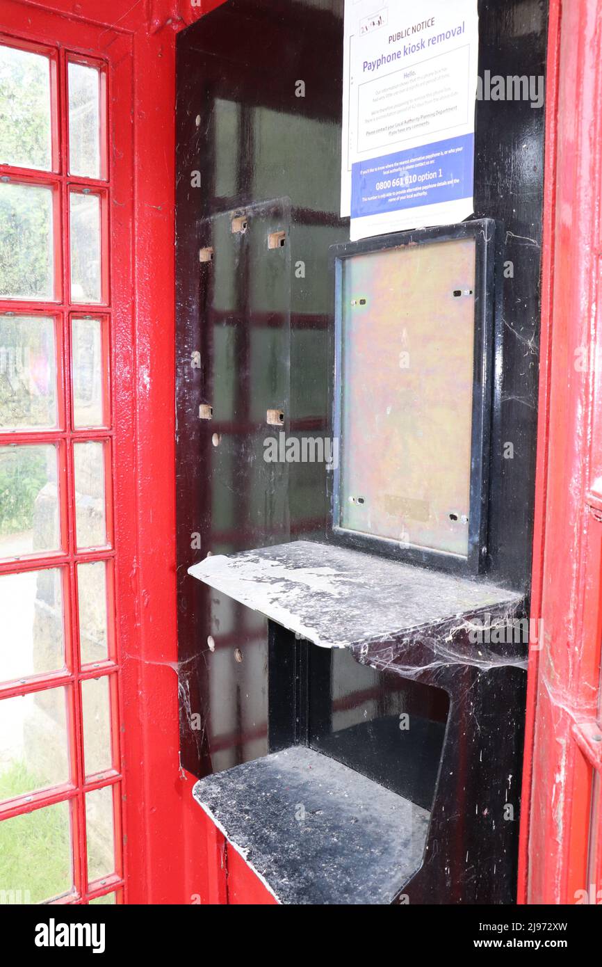 Vue intérieure d'une cabine téléphonique rouge anglaise désaffectée Banque D'Images