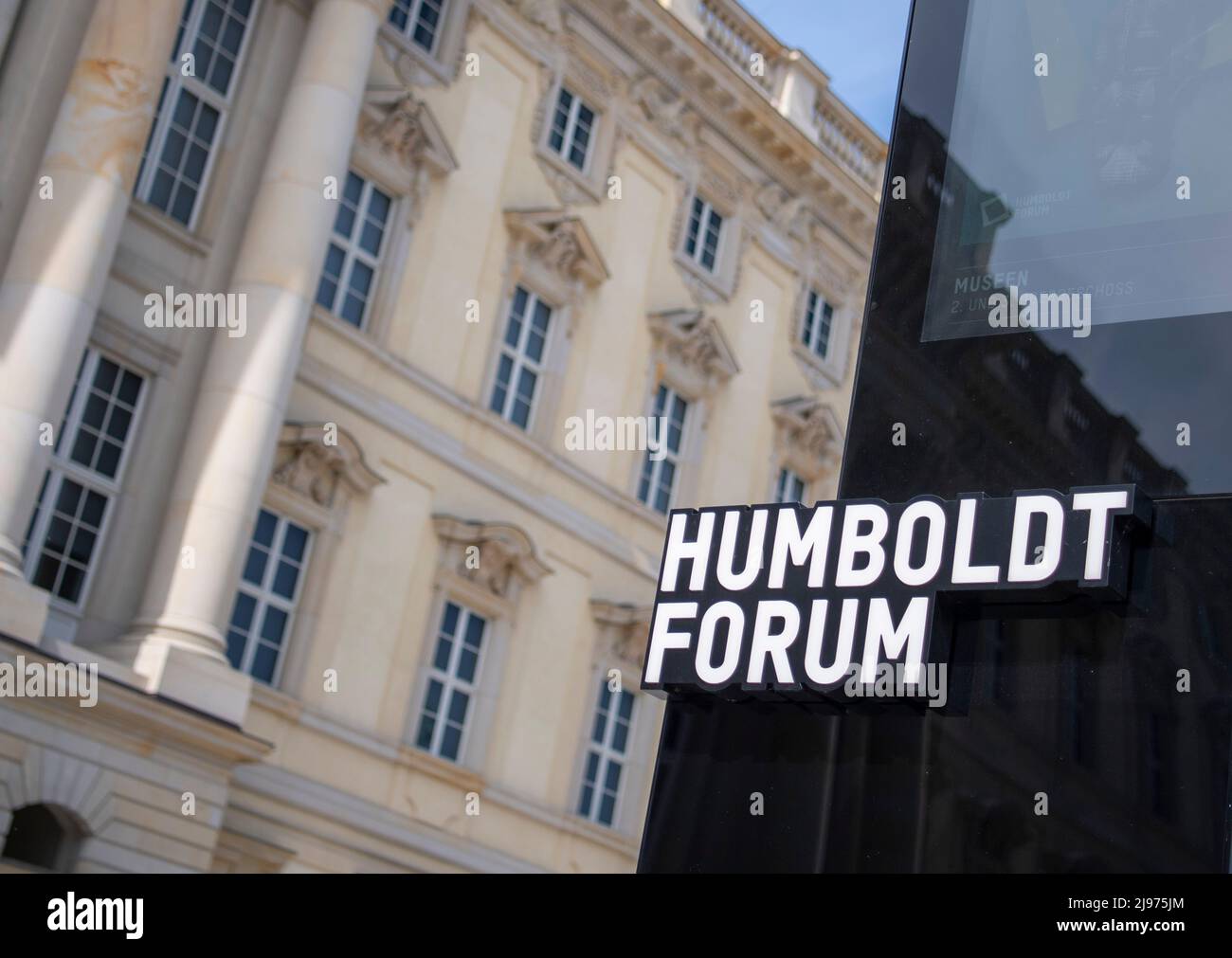 Berlin, Allemagne. 20th mai 2022. Un exposant numérique avec le libellé 'Humboldt Forum' se trouve en face du Palais de Berlin, où se trouve le Forum. Credit: Oliwia Nowakowska/dpa/Alay Live News Banque D'Images