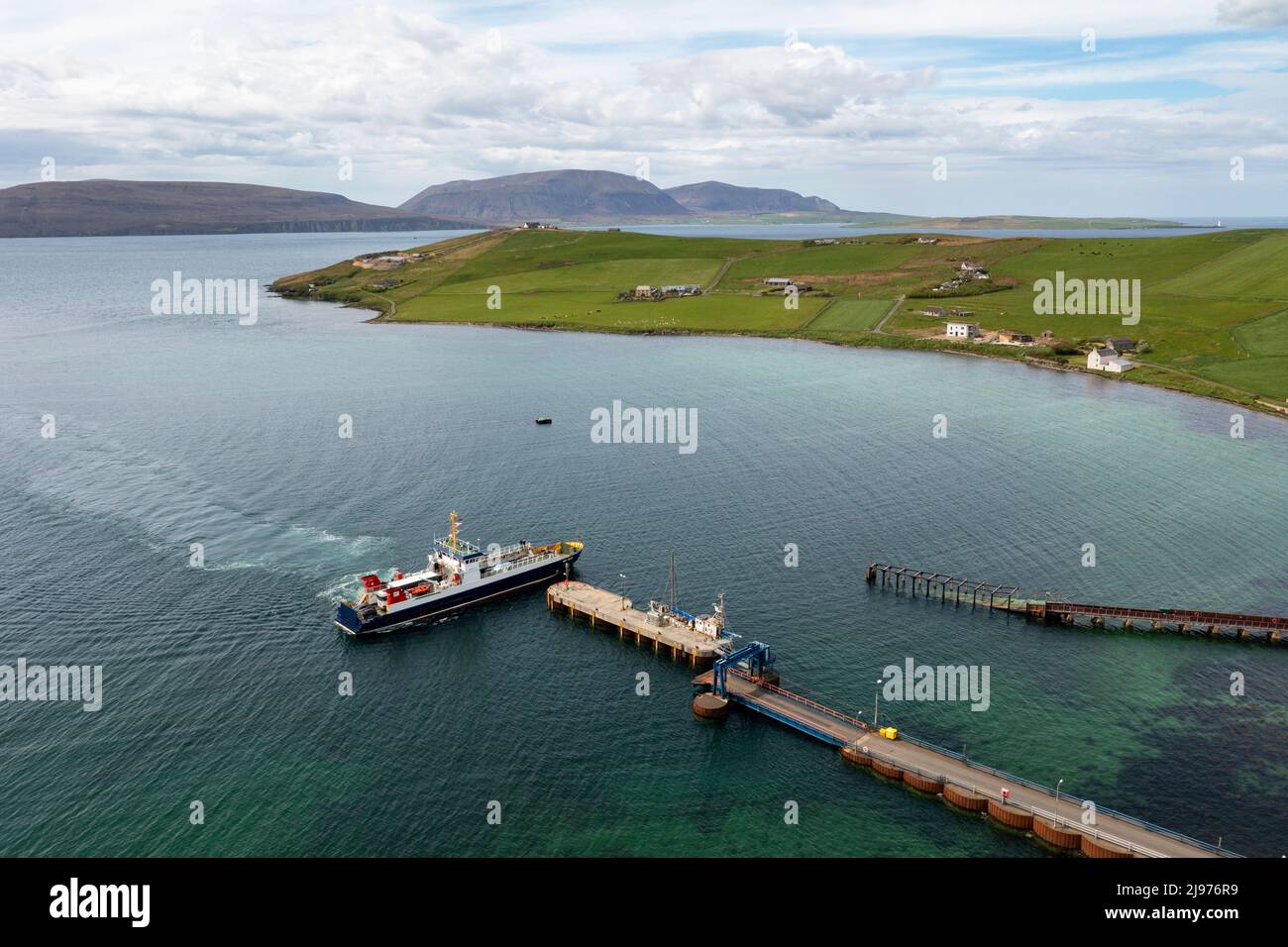 MV Hoy Head ferry arrivant à Houton Pier, Orkney Mainland, le ferry relie le continent aux îles de Hoy, Flotta et South Walls. Banque D'Images