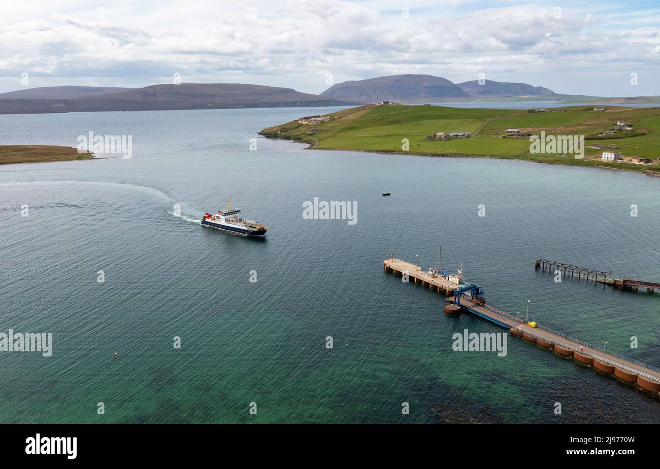 MV Hoy Head ferry arrivant à Houton Pier, Orkney Mainland, le ferry relie le continent aux îles de Hoy, Flotta et South Walls. Banque D'Images