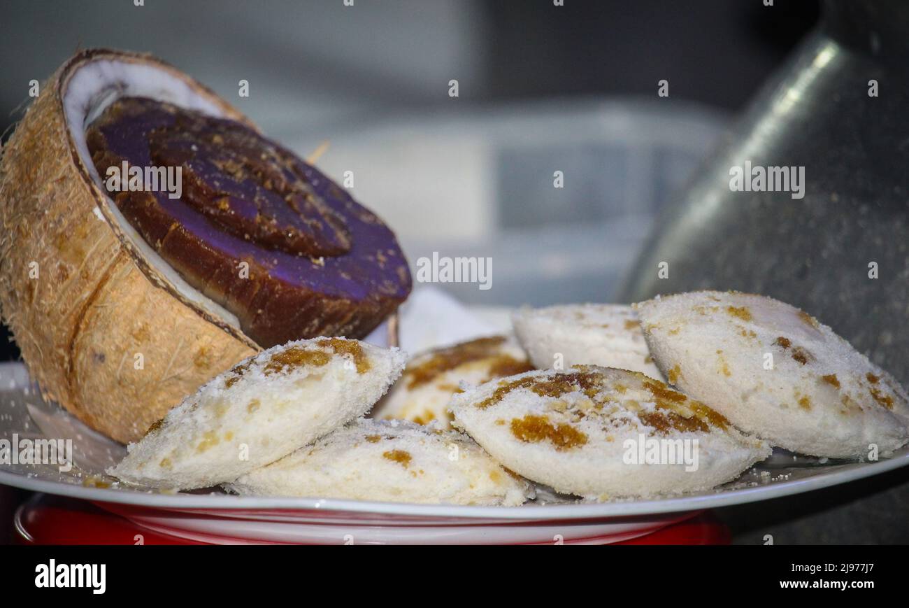 Gâteau cuit à la vapeur avec de la mélasse de date. Banque D'Images