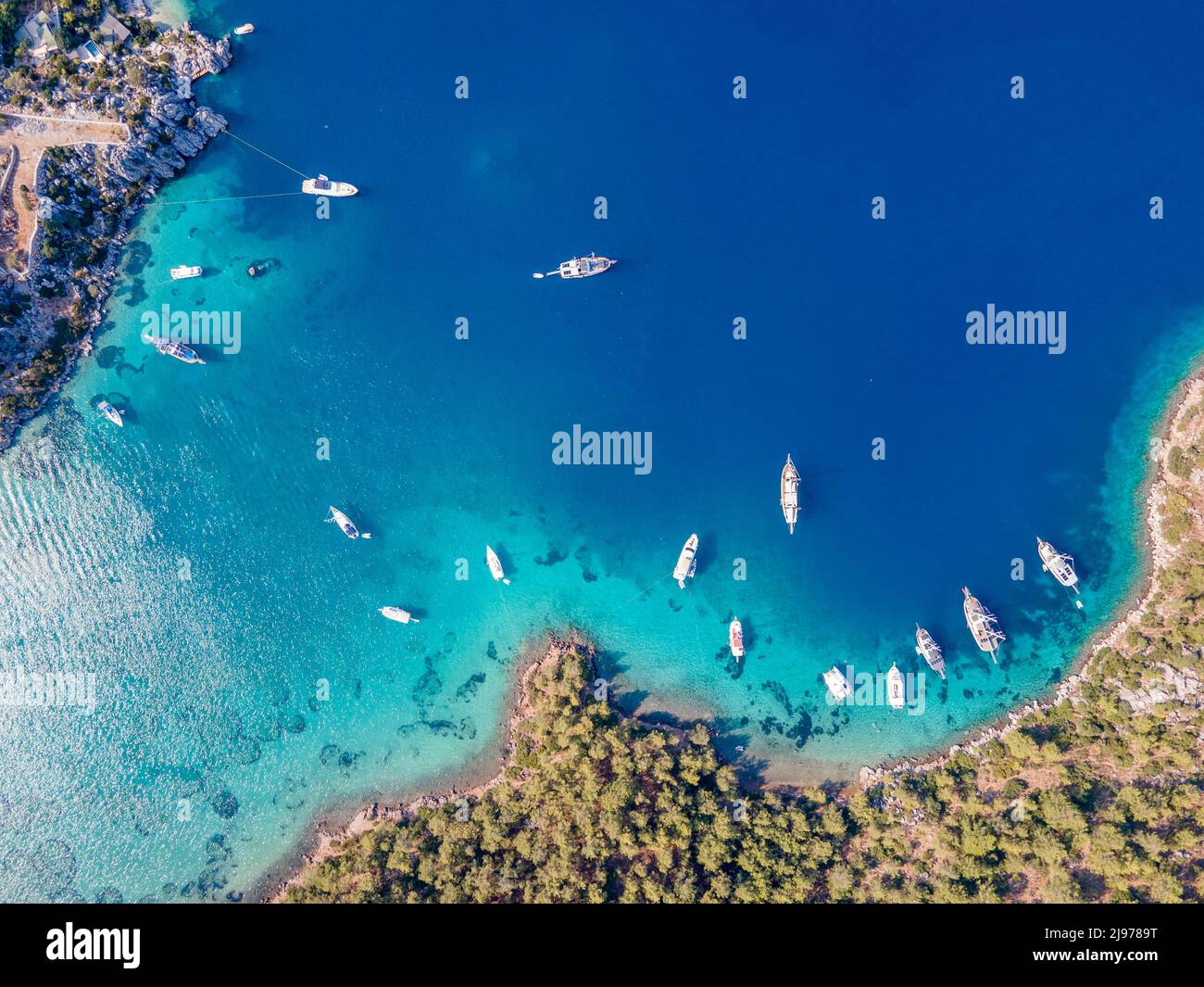 Images de drones aériens de bateaux d'excursion quotidiens et de yachts privés ancrés dans la baie de Cennet, situé dans le village de Selimiye, dans le district de Marmaris de la ville de Muğla, Tu Banque D'Images