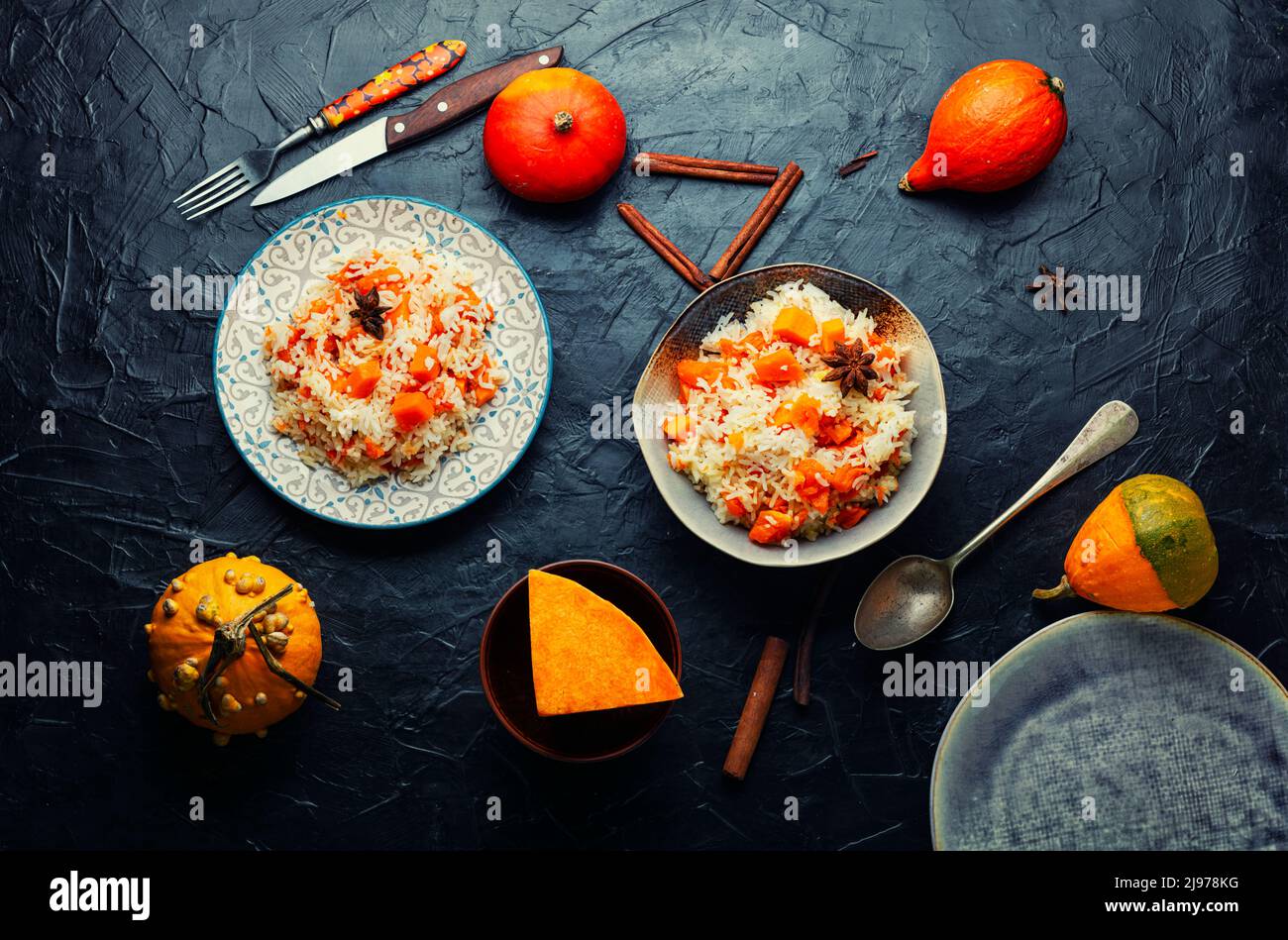 Riz à la citrouille parfumée et juteuse.Pilaf de légumes Banque D'Images