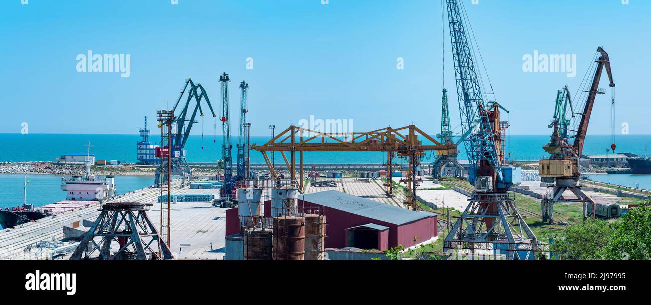 panorama du port de chargement avec grues Banque D'Images