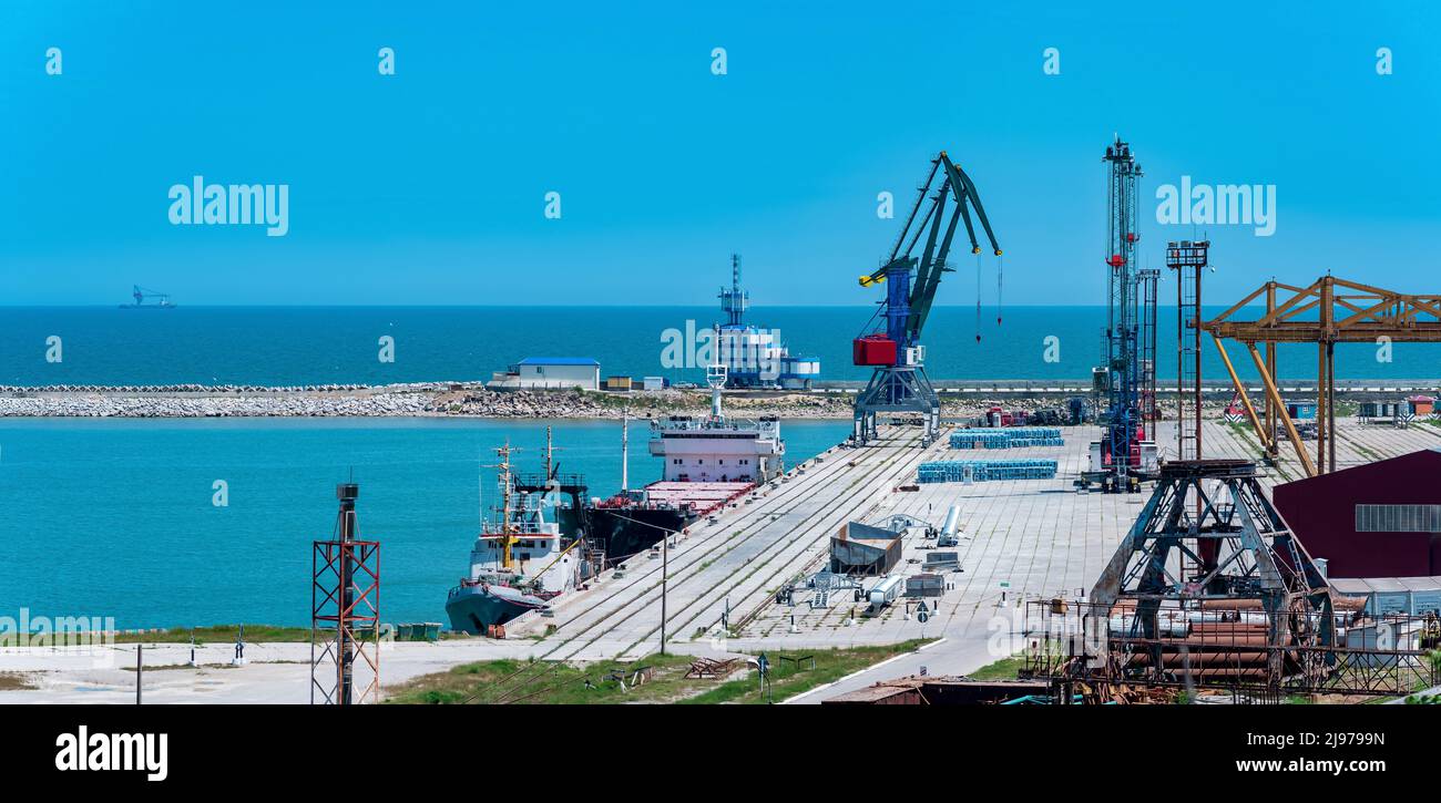 port de cargaison presque vide avec des grues et navire en cours de déchargement Banque D'Images