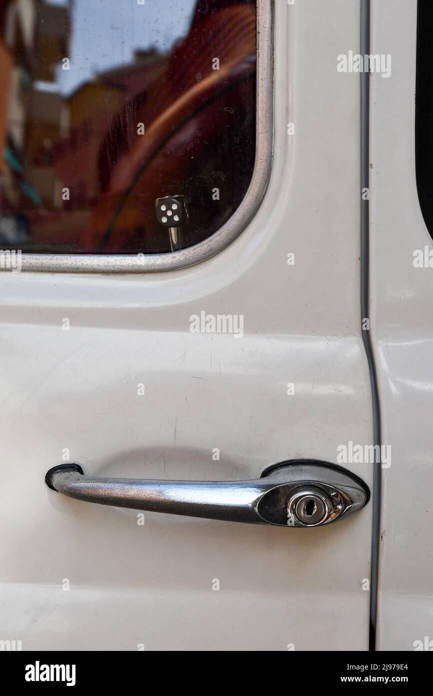 Détail de la porte d'une Fiat 500 vintage avec un ouvre-porte en forme d'écrou et des sièges en cuir rouge, Gênes, Ligurie, Italie Banque D'Images
