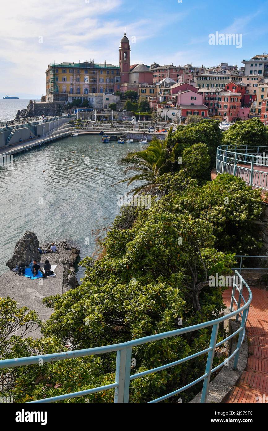 Vue sur le petit port ('Porticciolo') du village de pêcheurs de la Promenade Anita Garibaldi, destination touristique populaire, Nervi, Gênes, Ligurie Banque D'Images