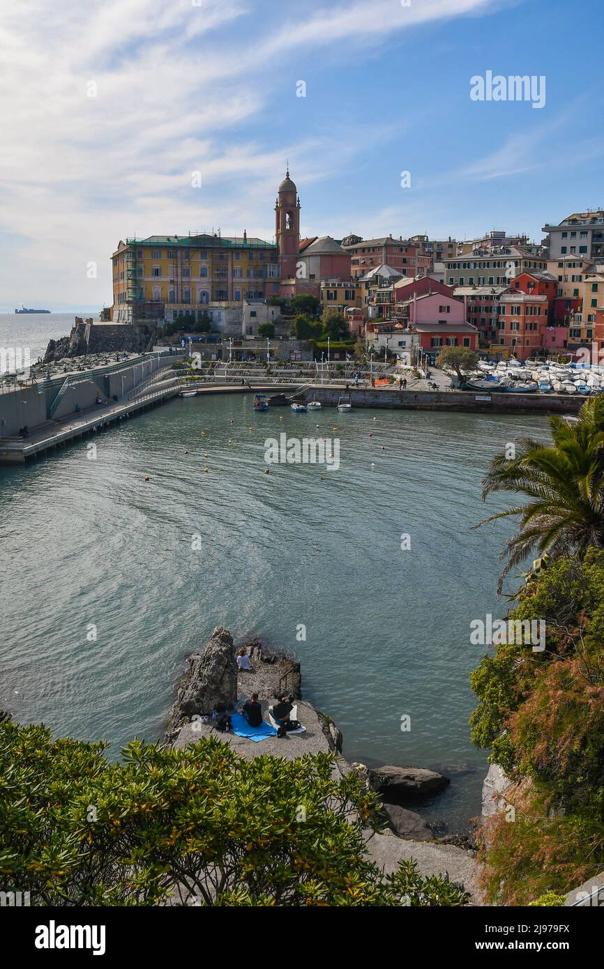 Vue sur le petit port ('Porticciolo') du village de pêcheurs de la Promenade Anita Garibaldi, destination touristique populaire, Nervi, Gênes, Ligurie Banque D'Images