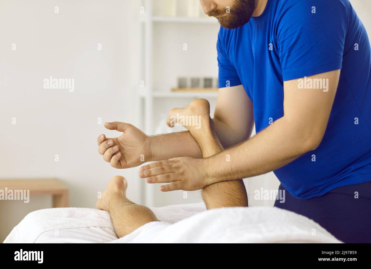 Kinésithérapeute professionnel, masseur, chiropraticien ou ostéopathe massant la jambe de l'homme Banque D'Images