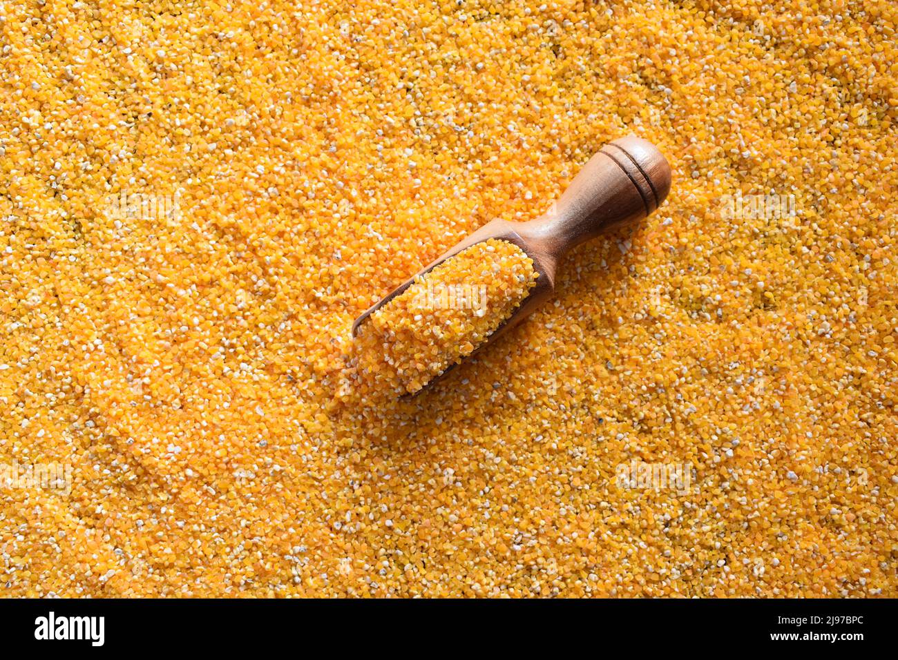 Grains de maïs secs brisés crus Banque D'Images