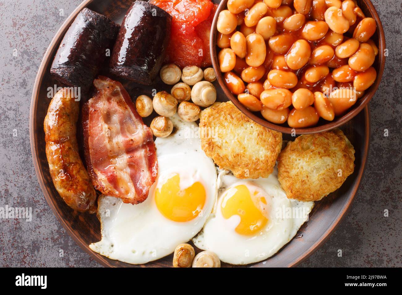 Petit déjeuner irlandais chaud traditionnel dans l'assiette sur la table. Vue horizontale du dessus Banque D'Images