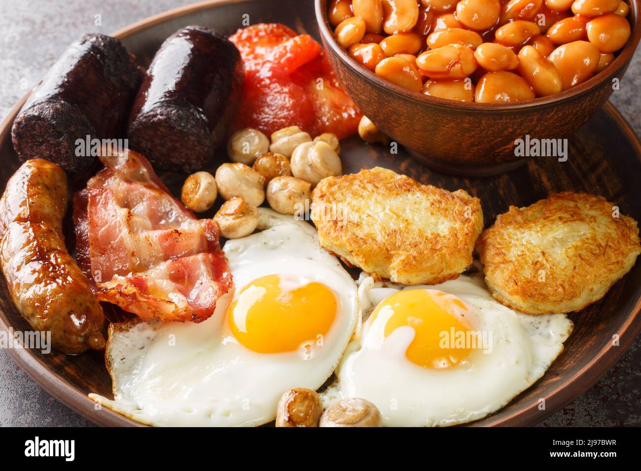 Petit déjeuner irlandais chaud traditionnel dans l'assiette sur la table. Horizontale Banque D'Images
