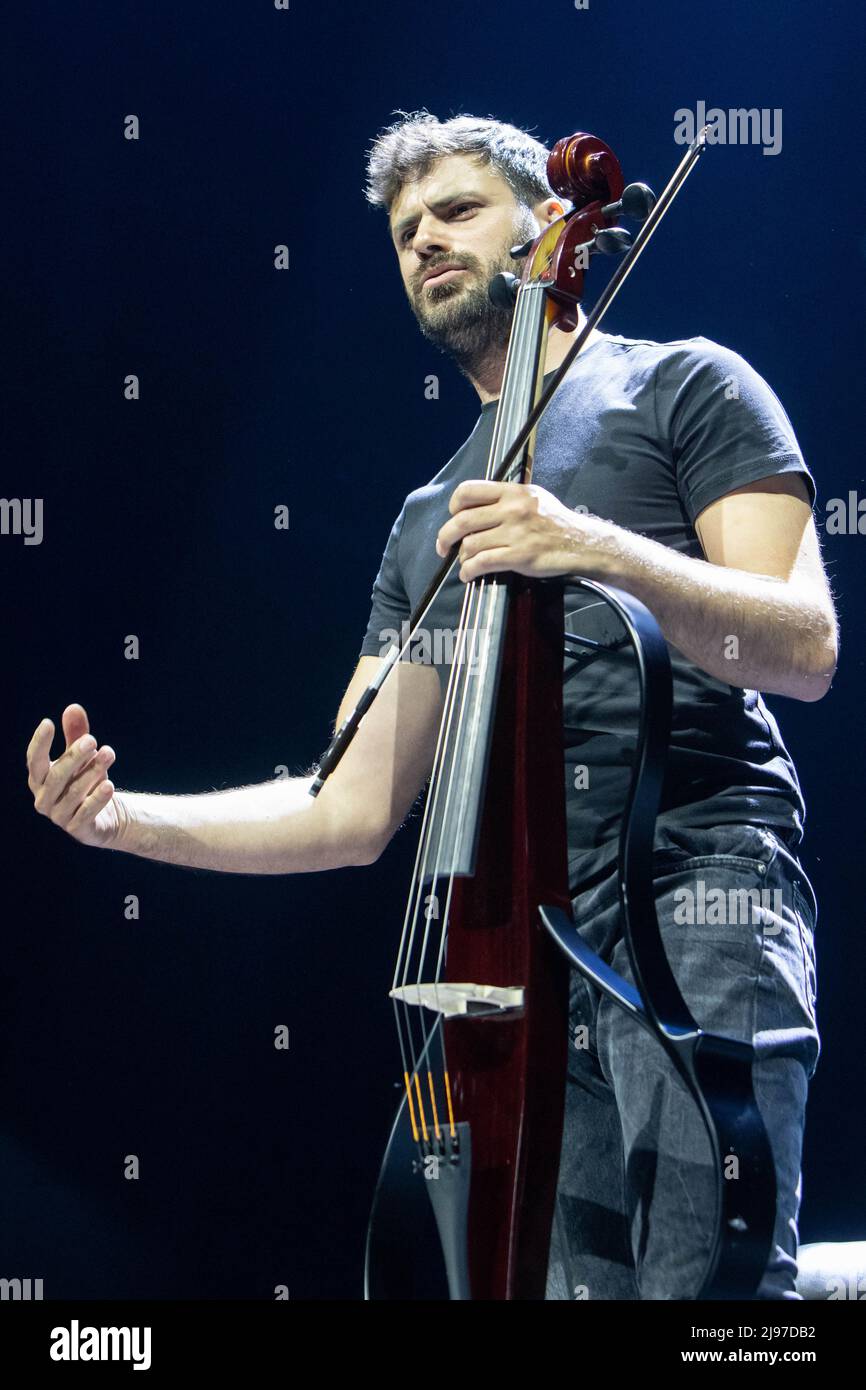 Milan Italie. 20 mai 2022. Le duo de violoncellistes croate 2CELLOS se produit en direct sur scène au Forum de Mediolanum lors du 'World Tour 2022'. Banque D'Images