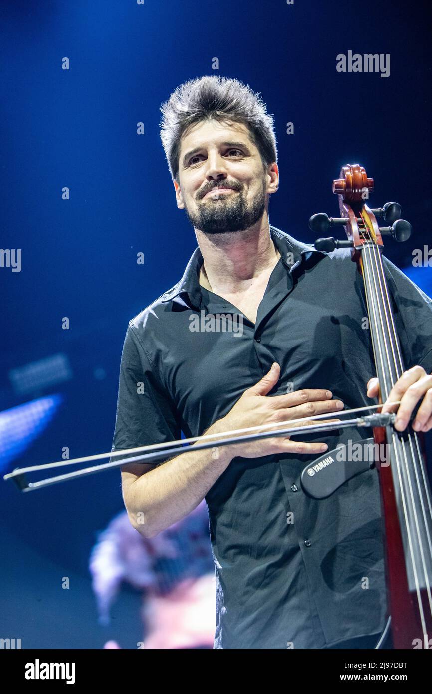 Milan Italie. 20 mai 2022. Le duo de violoncellistes croate 2CELLOS se produit en direct sur scène au Forum de Mediolanum lors du 'World Tour 2022'. Banque D'Images