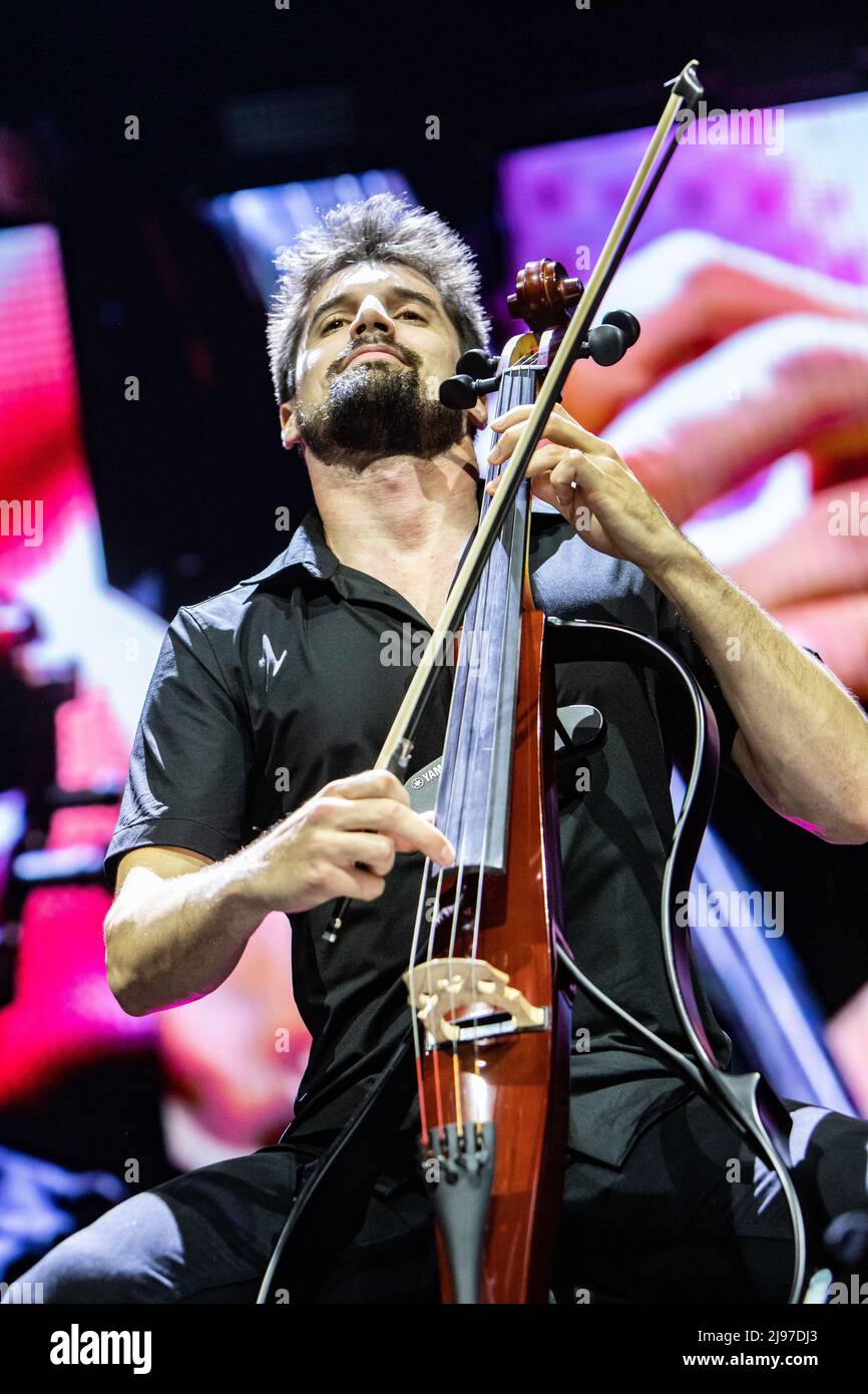 Milan Italie. 20 mai 2022. Le duo de violoncellistes croate 2CELLOS se produit en direct sur scène au Forum de Mediolanum lors du 'World Tour 2022'. Banque D'Images