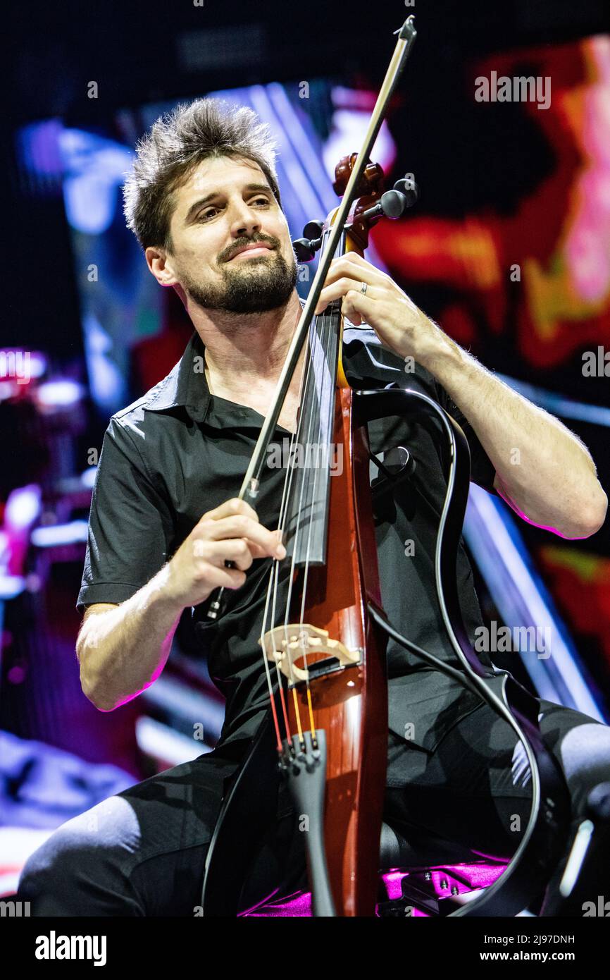 Milan Italie. 20 mai 2022. Le duo de violoncellistes croate 2CELLOS se produit en direct sur scène au Forum de Mediolanum lors du 'World Tour 2022'. Banque D'Images