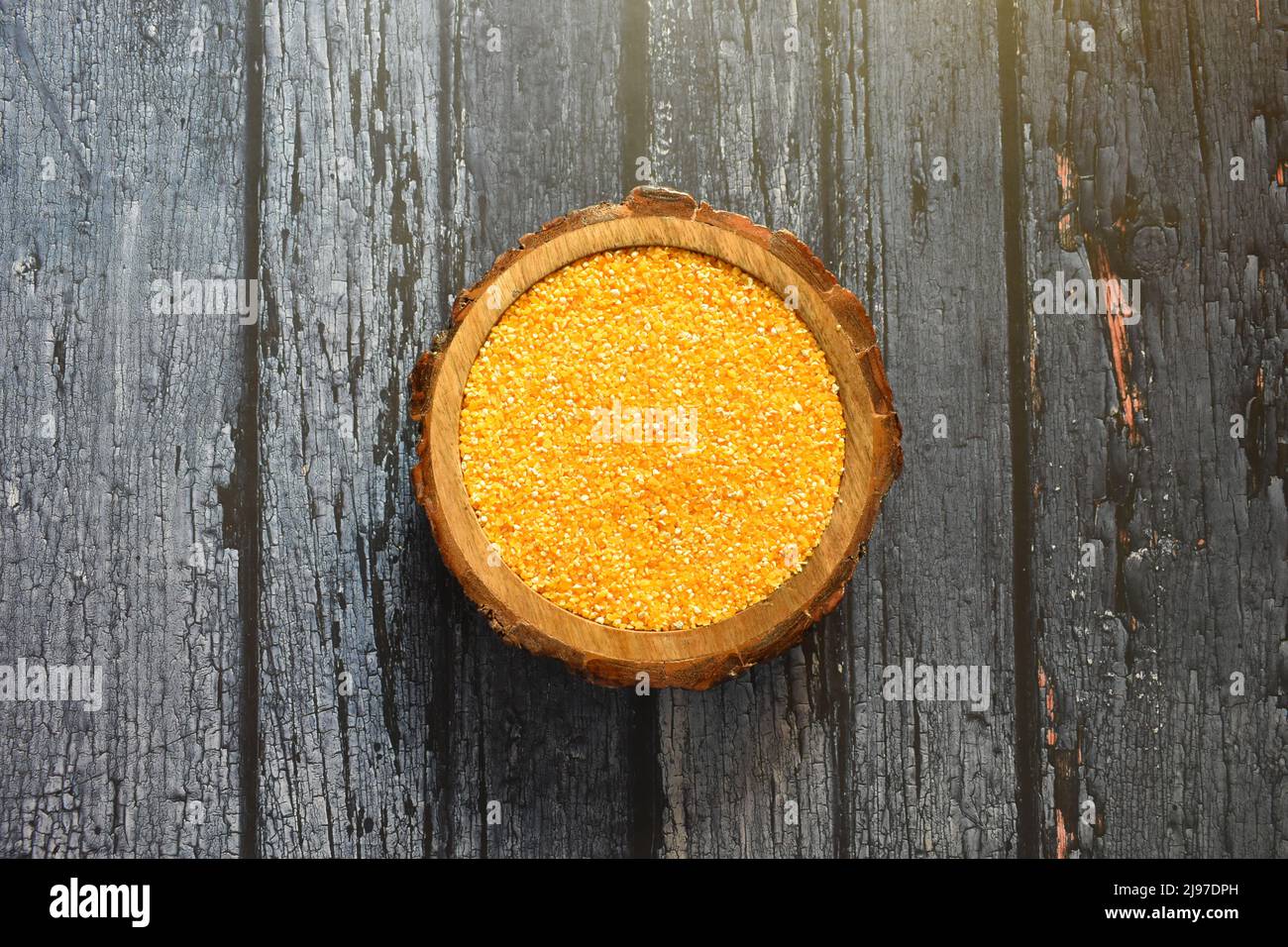 Grains de maïs secs brisés crus Banque D'Images