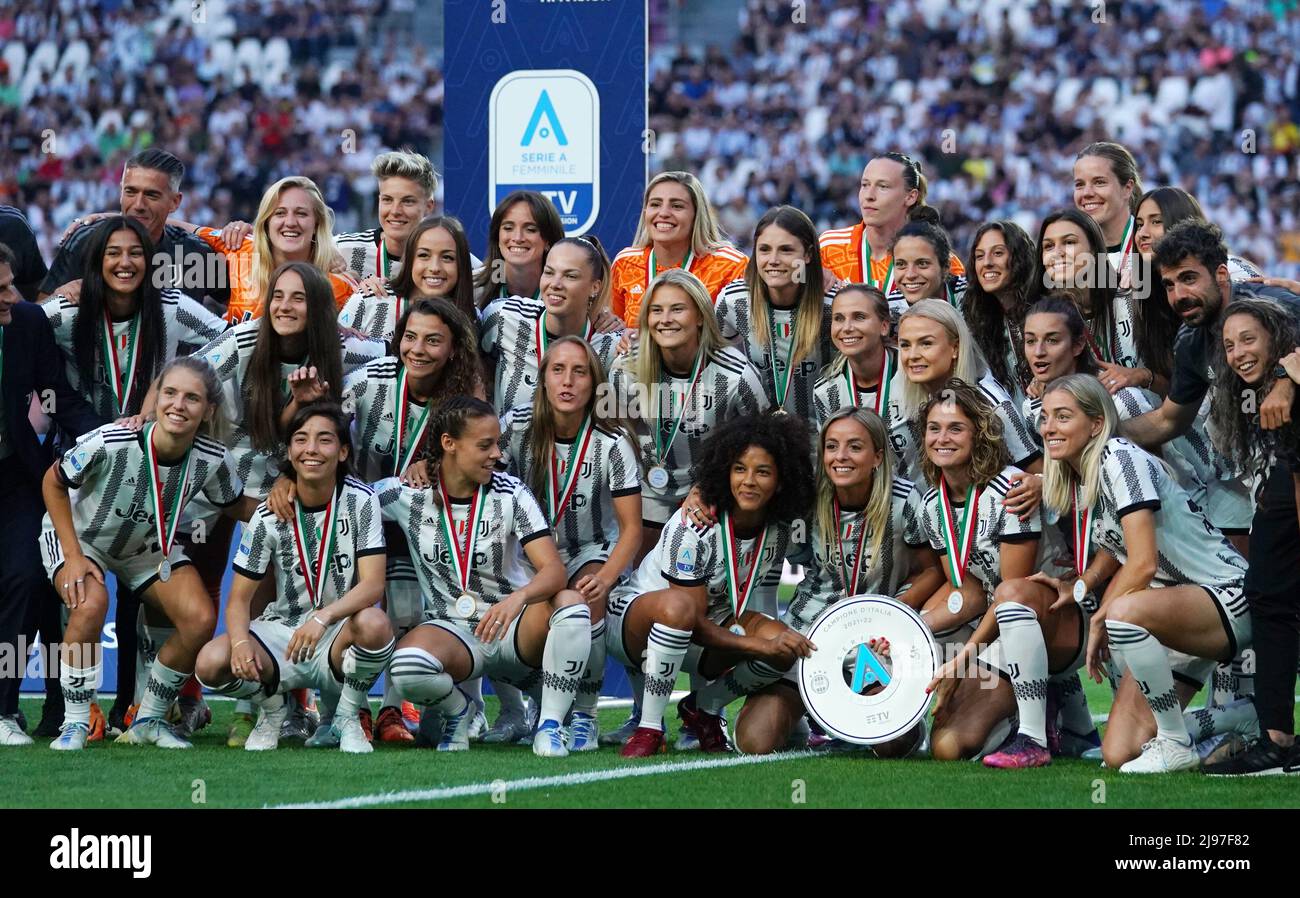 Foto Spada/Lapresse 16 Maggio 2022 - Torino, Italia Sport, Calcio Juventus vs Lazio - Campionato italiano di calcio série A TIM 2021/2022 - Stadio Allianz Nella foto: Premiazione Juventus femminile photo Spada/Lapresse 16 mai 2022 - Turin, Italie Sport, Soccer Juventus vs Lazio - - Italian Serie A football Championship 2021/2022 - Allianz Stadium sur la photo: Juventus Women Awards/ PRESSINPHOTO Banque D'Images
