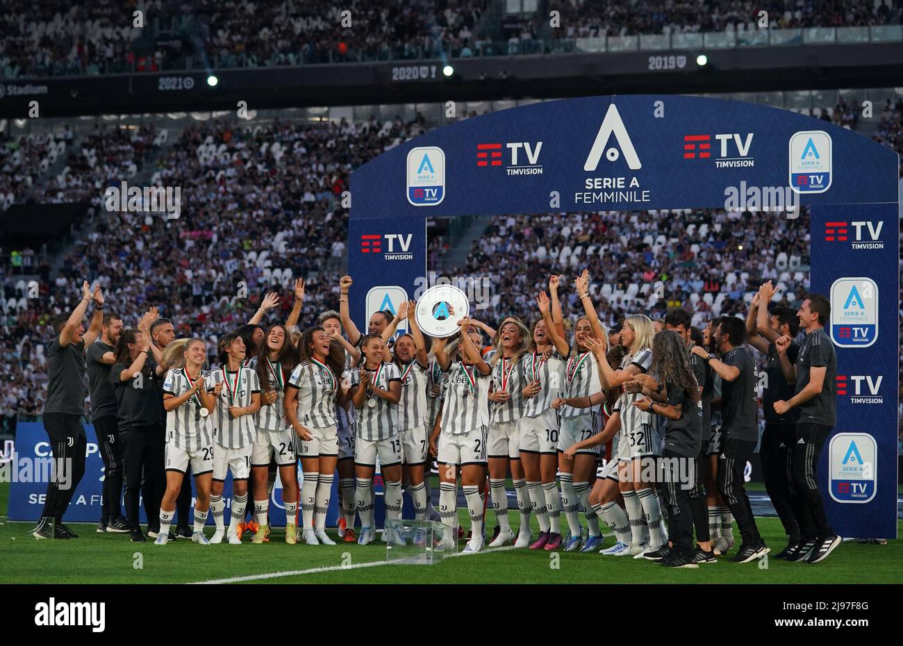 Foto Spada/Lapresse 16 Maggio 2022 - Torino, Italia Sport, Calcio Juventus vs Lazio - Campionato italiano di calcio série A TIM 2021/2022 - Stadio Allianz Nella foto: Premiazione Juventus femminile photo Spada/Lapresse 16 mai 2022 - Turin, Italie Sport, Soccer Juventus vs Lazio - - Italian Serie A football Championship 2021/2022 - Allianz Stadium sur la photo: Juventus Women Awards/ PRESSINPHOTO Banque D'Images