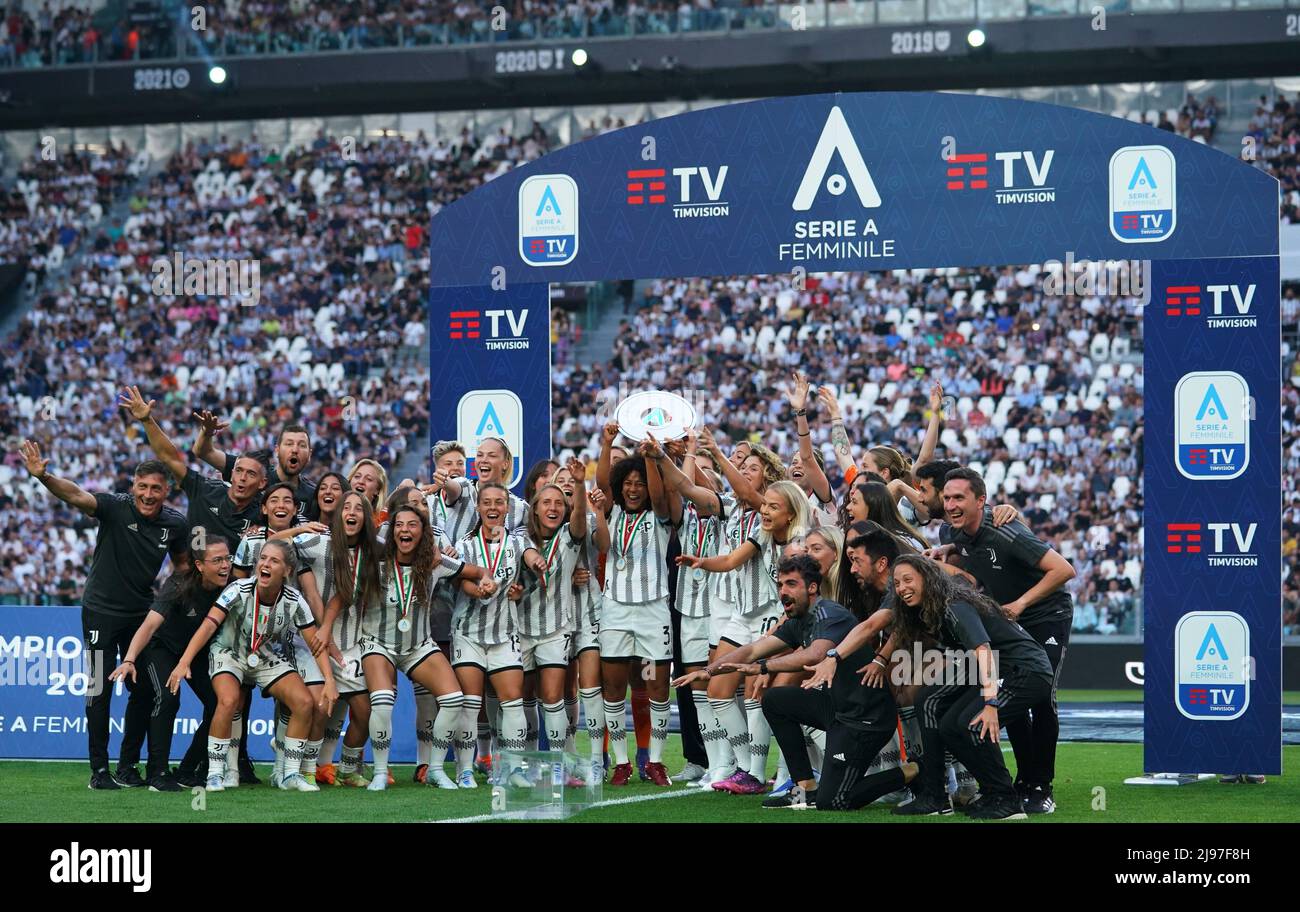 Foto Spada/Lapresse 16 Maggio 2022 - Torino, Italia Sport, Calcio Juventus vs Lazio - Campionato italiano di calcio série A TIM 2021/2022 - Stadio Allianz Nella foto: Premiazione Juventus femminile photo Spada/Lapresse 16 mai 2022 - Turin, Italie Sport, Soccer Juventus vs Lazio - - Italian Serie A football Championship 2021/2022 - Allianz Stadium sur la photo: Juventus Women Awards/ PRESSINPHOTO Banque D'Images