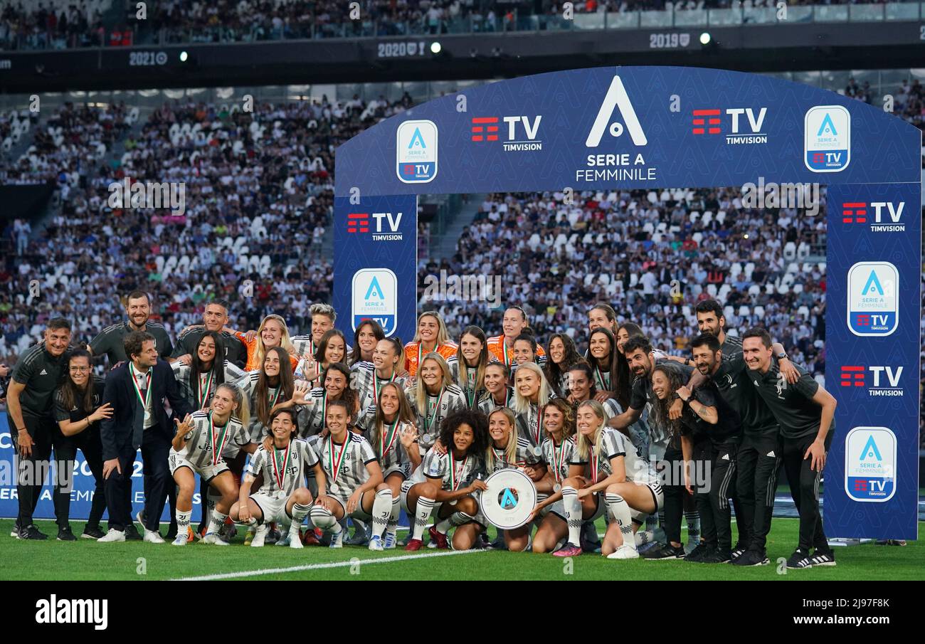 Foto Spada/Lapresse 16 Maggio 2022 - Torino, Italia Sport, Calcio Juventus vs Lazio - Campionato italiano di calcio série A TIM 2021/2022 - Stadio Allianz Nella foto: Premiazione Juventus femminile photo Spada/Lapresse 16 mai 2022 - Turin, Italie Sport, Soccer Juventus vs Lazio - - Italian Serie A football Championship 2021/2022 - Allianz Stadium sur la photo: Juventus Women Awards/ PRESSINPHOTO Banque D'Images
