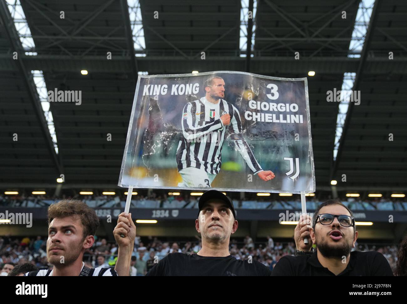 Foto Spada/Lapresse 16 Maggio 2022 - Torino, Italia Sport, Calcio Juventus vs Lazio - Campionato italiano di calcio série A TIM 2021/2022 - Stadio Allianz Nella foto: tifosi juventus striscione chiellini photo Spada/Lapresse 16 mai 2022 - Turin, Italie Sport, Soccer Juventus vs Lazio - - Championnat italien de football série A 2021/2022 - Allianz Stadium sur la photo: juventus Supporters/ PRESSINPHOTO Banque D'Images