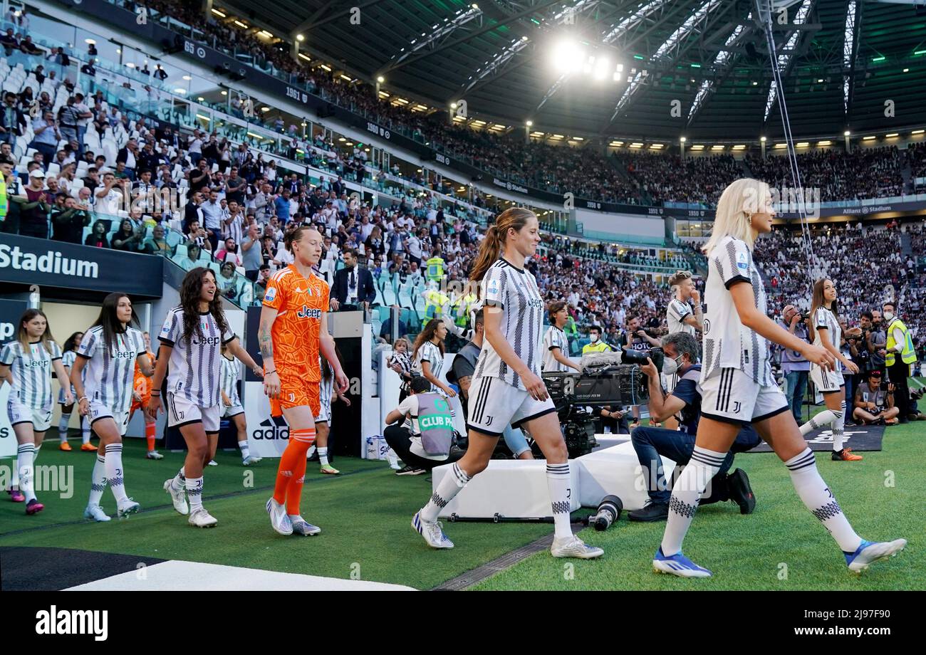 Foto Spada/Lapresse 16 Maggio 2022 - Torino, Italia Sport, Calcio Juventus vs Lazio - Campionato italiano di calcio série A TIM 2021/2022 - Stadio Allianz Nella foto: Premiazione Juventus femminile photo Spada/Lapresse 16 mai 2022 - Turin, Italie Sport, Soccer Juventus vs Lazio - - Italian Serie A football Championship 2021/2022 - Allianz Stadium sur la photo: Juventus Women Awards/ PRESSINPHOTO Banque D'Images