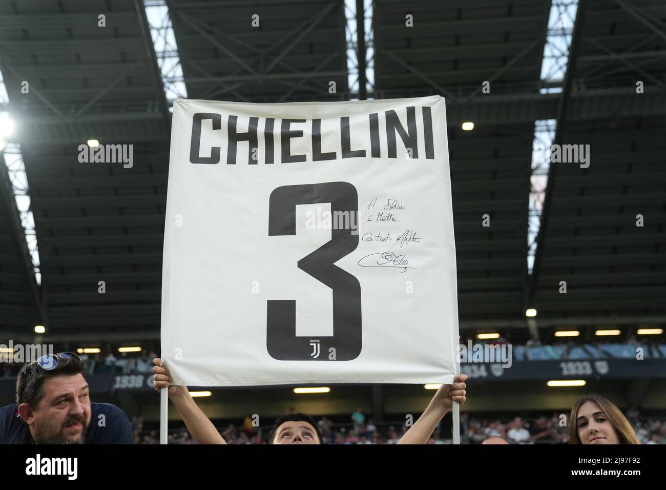 Foto Spada/Lapresse 16 Maggio 2022 - Torino, Italia Sport, Calcio Juventus vs Lazio - Campionato italiano di calcio série A TIM 2021/2022 - Stadio Allianz Nella foto: tifosi juventus striscione chiellini photo Spada/Lapresse 16 mai 2022 - Turin, Italie Sport, Soccer Juventus vs Lazio - - Championnat italien de football série A 2021/2022 - Allianz Stadium sur la photo: juventus Supporters/ PRESSINPHOTO Banque D'Images