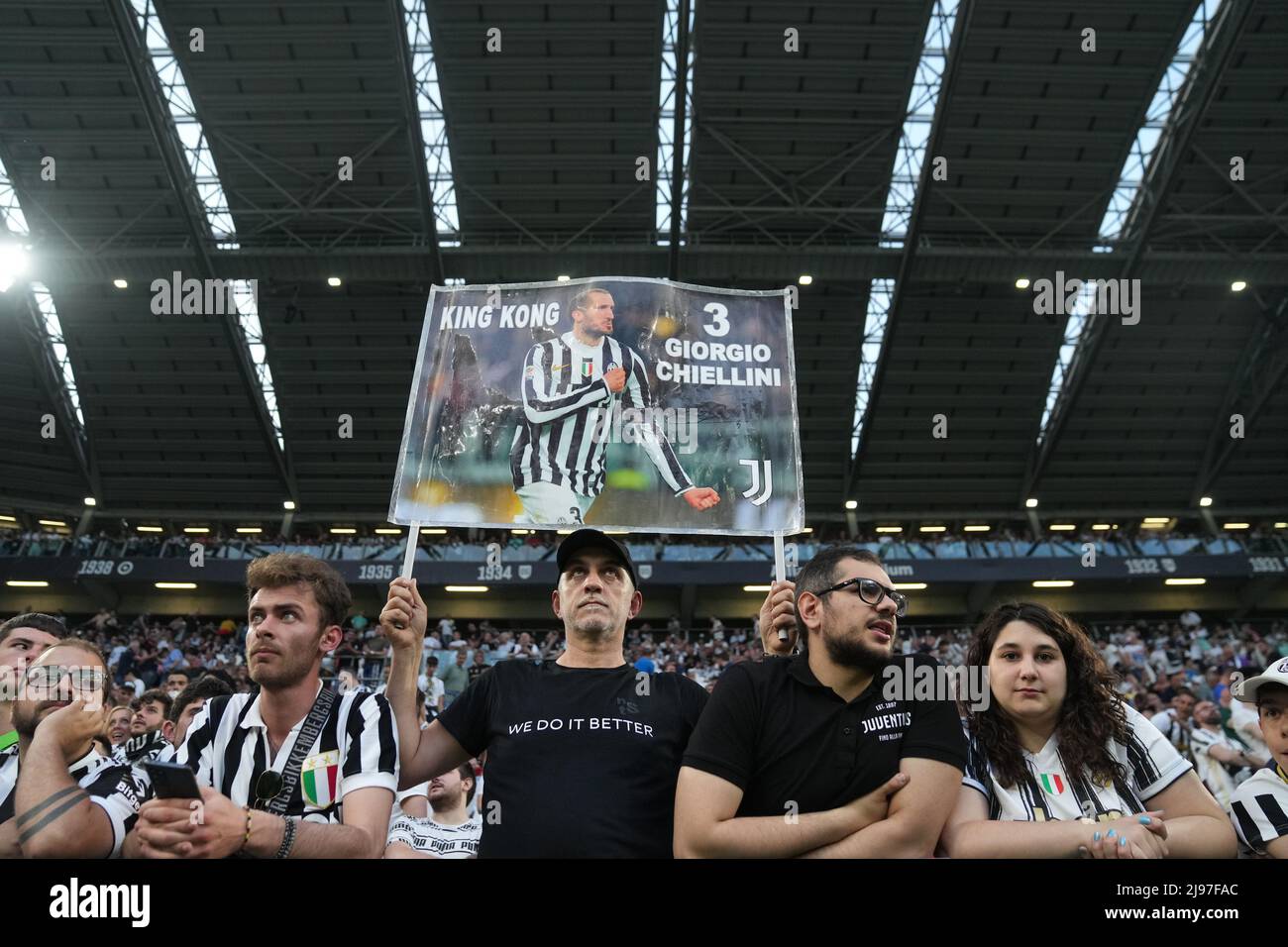 Foto Spada/Lapresse 16 Maggio 2022 - Torino, Italia Sport, Calcio Juventus vs Lazio - Campionato italiano di calcio série A TIM 2021/2022 - Stadio Allianz Nella foto: tifosi juventus striscione chiellini photo Spada/Lapresse 16 mai 2022 - Turin, Italie Sport, Soccer Juventus vs Lazio - - Championnat italien de football série A 2021/2022 - Allianz Stadium sur la photo: juventus Supporters/ PRESSINPHOTO Banque D'Images