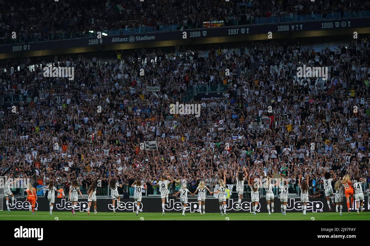 Foto Spada/Lapresse 16 Maggio 2022 - Torino, Italia Sport, Calcio Juventus vs Lazio - Campionato italiano di calcio série A TIM 2021/2022 - Stadio Allianz Nella foto: Premiazione Juventus femminile photo Spada/Lapresse 16 mai 2022 - Turin, Italie Sport, Soccer Juventus vs Lazio - - Italian Serie A football Championship 2021/2022 - Allianz Stadium sur la photo: Juventus Women Awards/ PRESSINPHOTO Banque D'Images