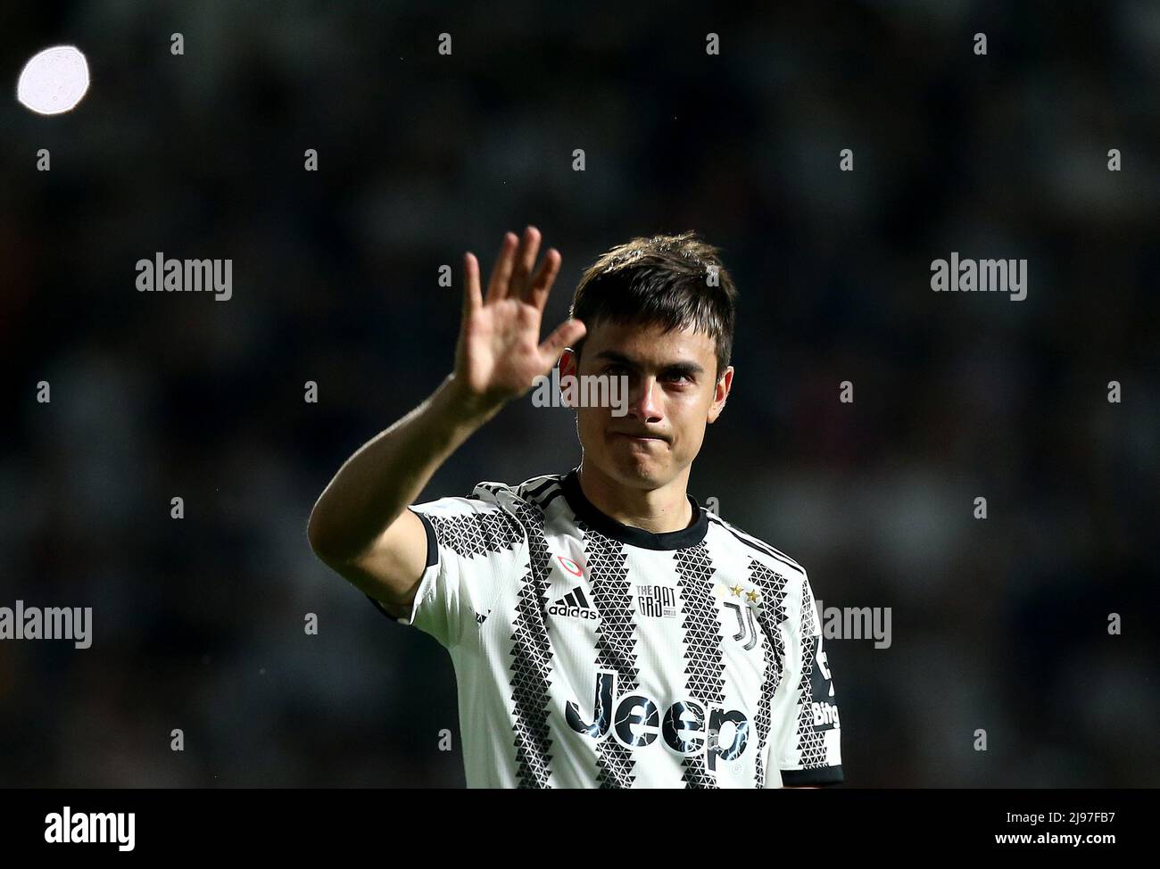 Foto Spada/Lapresse 16 Maggio 2022 - Torino, Italia Sport, Calcio Juventus vs Lazio - Campionato italiano di calcio Serie A TIM 2021/2022 - Stadio Allianz Nella foto: Paulo Dybala (Juventus F.C.); Saluta i tifosi dopo la sua ultima partita nel club photo Spada/Lapresse 16 mai 2022 - Turin, Italie Sport, Soccer Juventus vs Lazio - - Championnat italien de Serie A football 2021/2022 - Allianz Stadium sur la photo: Paulo Dybala (Juventus F.C.);/ PRESSINPHOTO Banque D'Images