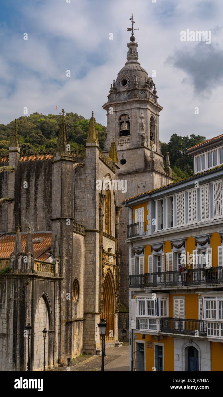 Lekeitio, Espagne - 4 mai 2022 : vue verticale du centre-ville de Lekeitio avec l'église de Santa Maria Banque D'Images