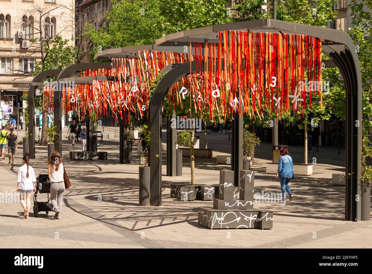 Sofia, Bulgarie. Les gens appréciant le beau temps à la place Slaveykov avec une installation d'art multigenre présentant aux passants-par des extraits d'œuvres bulgares populaires. L'événement "le son de la littérature bulgare" commence le 24 mai - le jour des Saints Frères Cyril et Methodius, fondateurs de l'alphabet bulgare. Banque D'Images