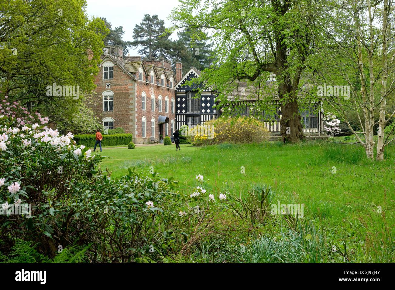 Rufford Hall au milieu de la croissance printanière Banque D'Images