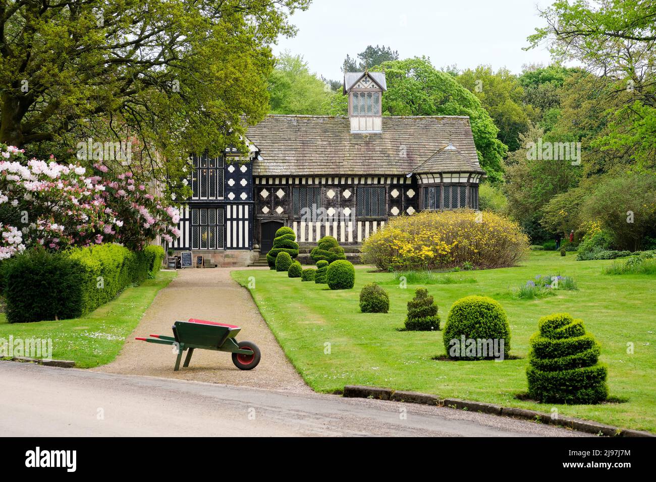 Vue sur le printemps du Rufford Hall Banque D'Images