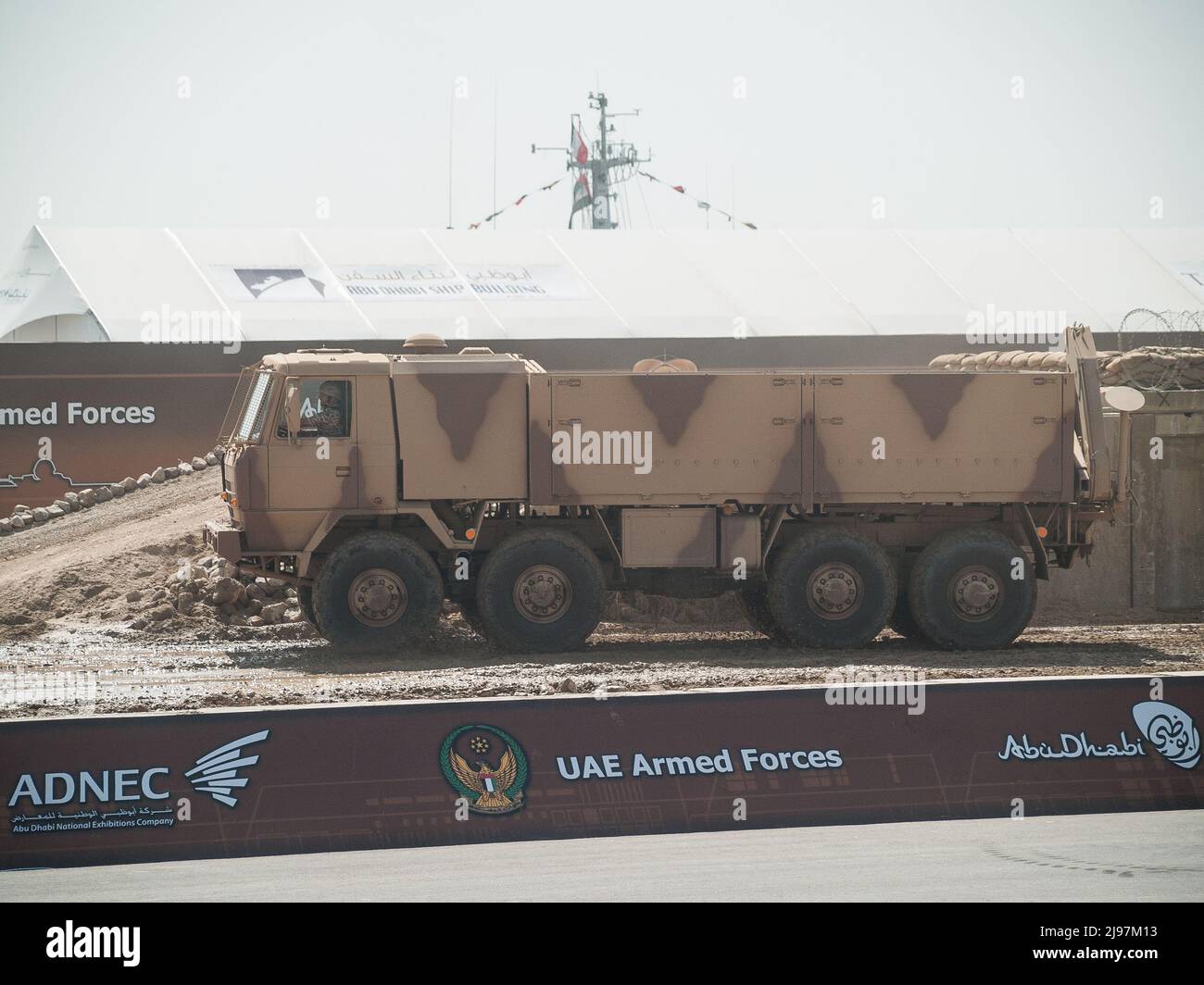 Abu Dhabi, Émirats arabes Unis - 23 février. 2011 : camion Tatra 816 de l'armée tchèque à IDEX 2011 Banque D'Images