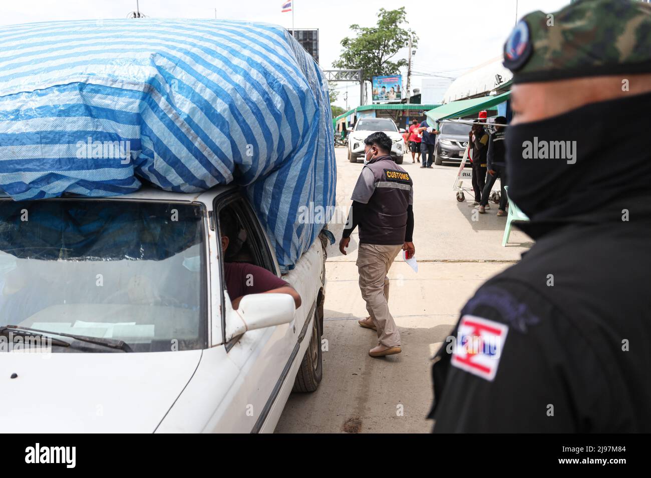 Chanthaburi, Thaïlande. 21st mai 2022. Les agents de l'immigration et des douanes vérifient les documents d'entrée et de sortie par le passage frontalier entre la Thaïlande et le Cambodge. Crédit : Pacific Press Media production Corp./Alay Live News Banque D'Images