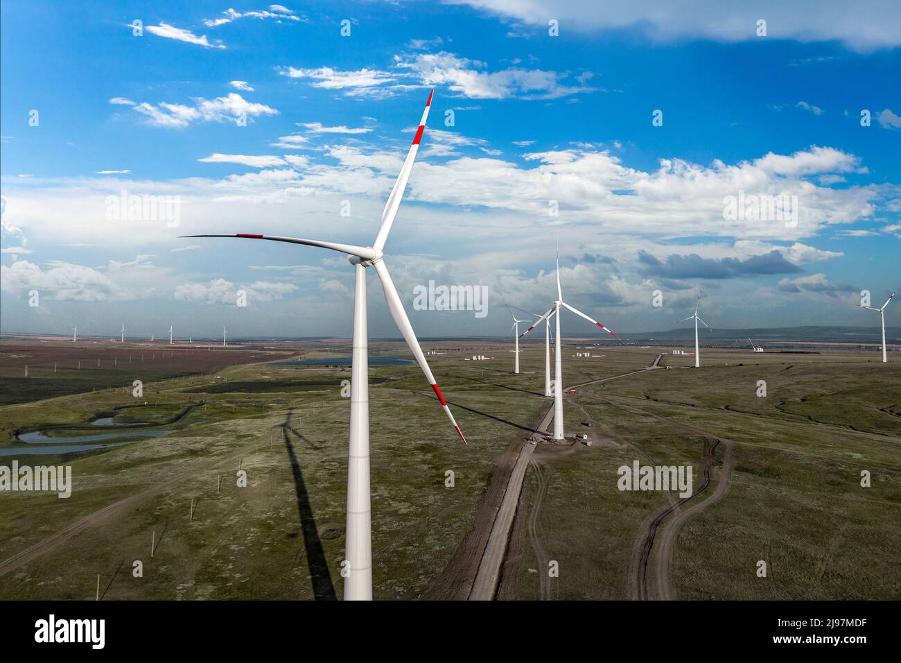 Éoliennes Moulin énergie ferme avec ciel bleu Banque D'Images
