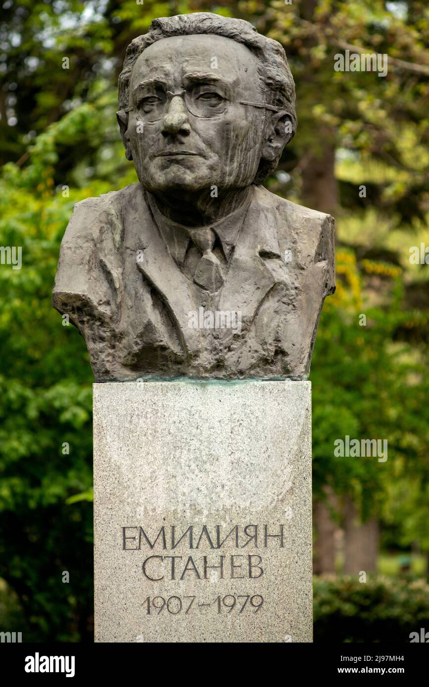 Monument du buste du poète et écrivain bulgare Emiliyan Stanev dans le jardin de Borisova, Sofia, Bulgarie, Balkans, UE Banque D'Images