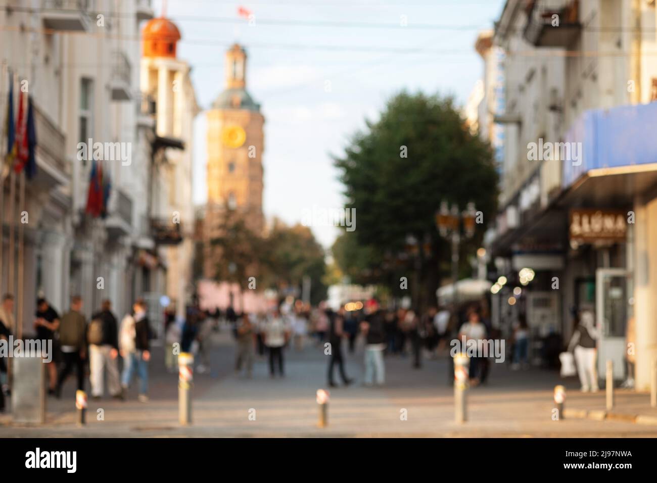Vue défocace des gens à côté de la place du vieux château d'eau, maintenant musée dans le centre historique de la rue Kozitskogo, Vinnytsia, Ukraine. Septembre 2021. Banque D'Images