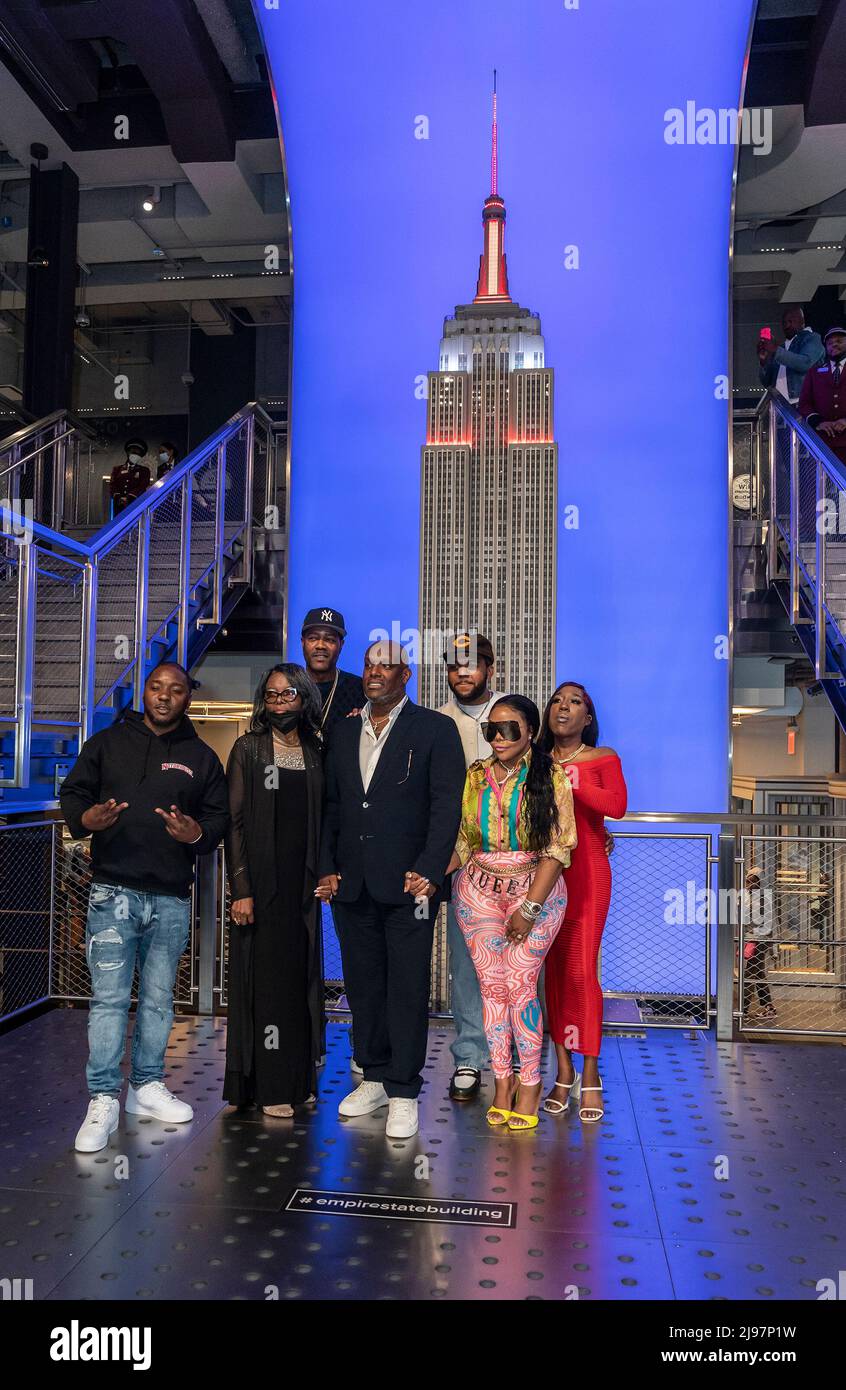 20 mai 2022, New York, New York, États-Unis: Lil' cessez, Voletta Wallace, R.O.C., Wayne Barrow, C. J. Wallace, Lil' Kim et T'yanna Wallace visitent l'Empire State Building dans le cadre de la célébration de l'anniversaire 50th du célèbre B.I.G. L'Empire State Building sera illuminé en rouge avec la couronne pour honorer le célèbre B.I.G. (Credit image: © Lev Radin/Pacific Press via ZUMA Press Wire) Banque D'Images