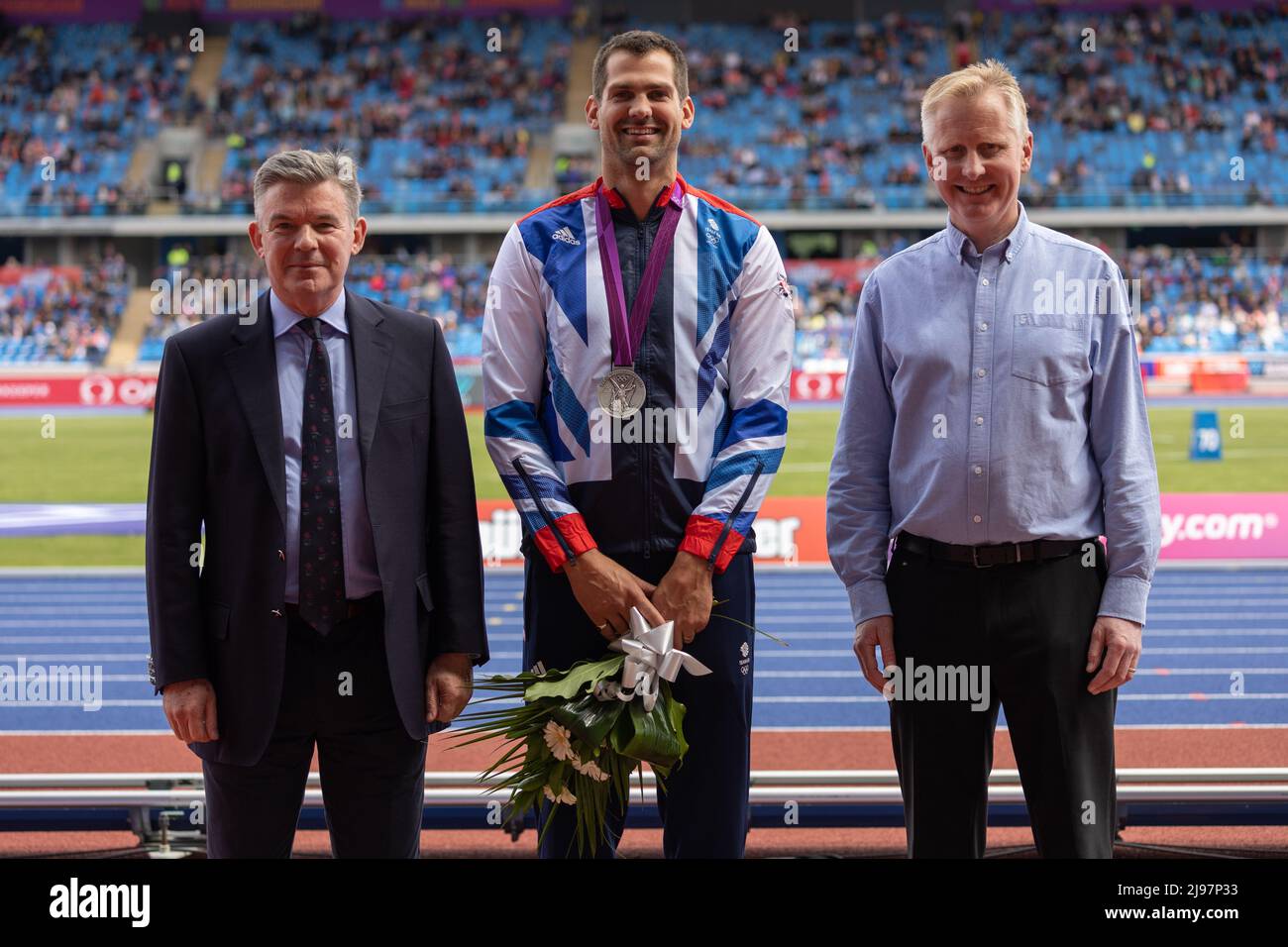 Birmingham, Royaume-Uni. 21st mai 2022. Robbie Grabarz de Team GB avec Sir Hugh Robertson (à gauche) Président de l'Association olympique britannique, reçoit une médaille d'argent pour le High Jump de Londres 2012 après que Ivan Ukhov ait été dépouillé de la médaille d'or à l'épreuve d'athlétisme de la Müller Diamond League au stade Alexander à Birmingham, au Royaume-Uni. Credit: Sports pics / Alamy Live News Banque D'Images