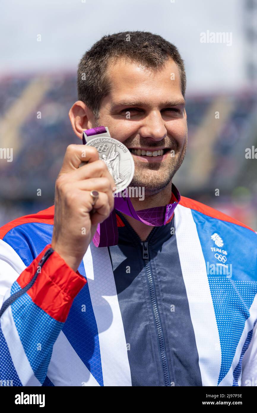 Birmingham, Royaume-Uni. 21st mai 2022. Robbie Grabarz, de Team GB, reçoit une médaille d'argent pour le High Jump de Londres 2012 après que Ivan Ukhov ait été dépouillé de la médaille d'or à l'épreuve d'athlétisme de la Müller Diamond League au stade Alexander à Birmingham, au Royaume-Uni. Credit: Sports pics / Alamy Live News Banque D'Images