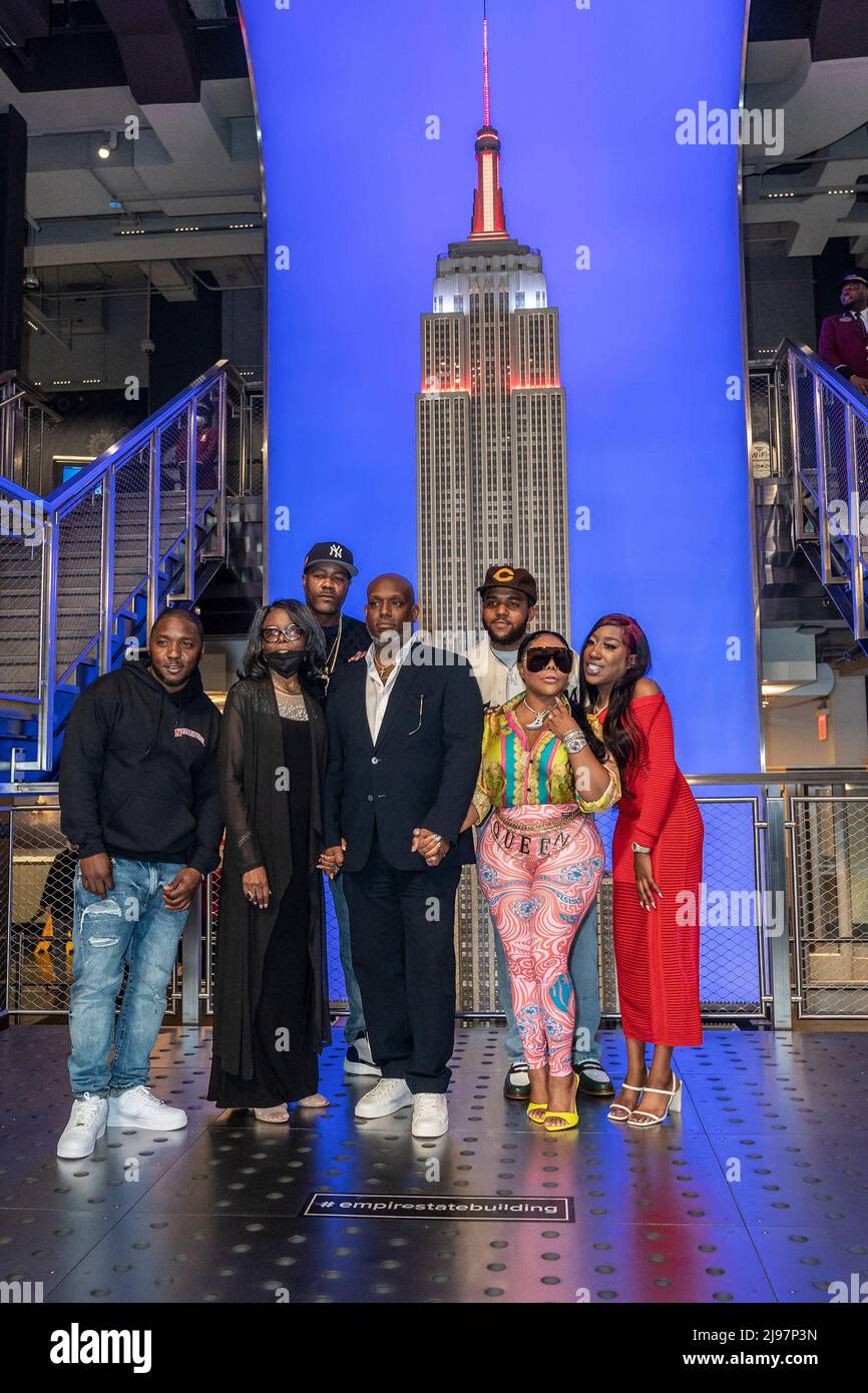20 mai 2022, New York, New York, États-Unis: Lil' cessez, Voletta Wallace, R.O.C., Wayne Barrow, C. J. Wallace, Lil' Kim et T'yanna Wallace visitent l'Empire State Building dans le cadre de la célébration de l'anniversaire 50th du célèbre B.I.G. L'Empire State Building sera illuminé en rouge avec la couronne pour honorer le célèbre B.I.G. (Credit image: © Lev Radin/Pacific Press via ZUMA Press Wire) Banque D'Images