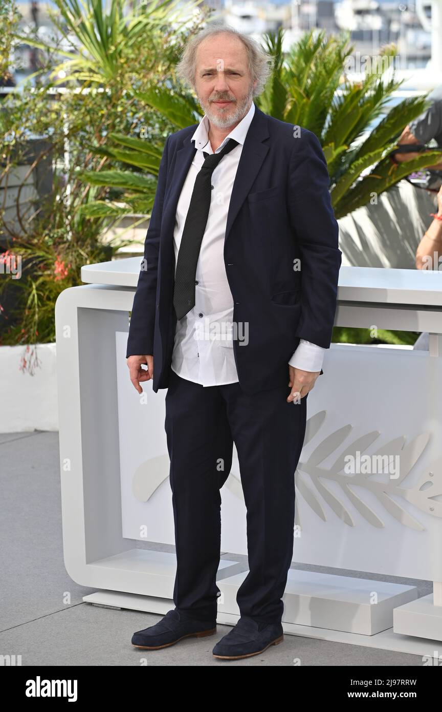 Cannes, France. 21st mai 2022. CANNES, FRANCE. 21 mai 2022 : Arnaud Desplechin au photocall pour frère et sœur au Festival de Cannes 75th. Crédit photo : Paul Smith/Alamy Live News Banque D'Images