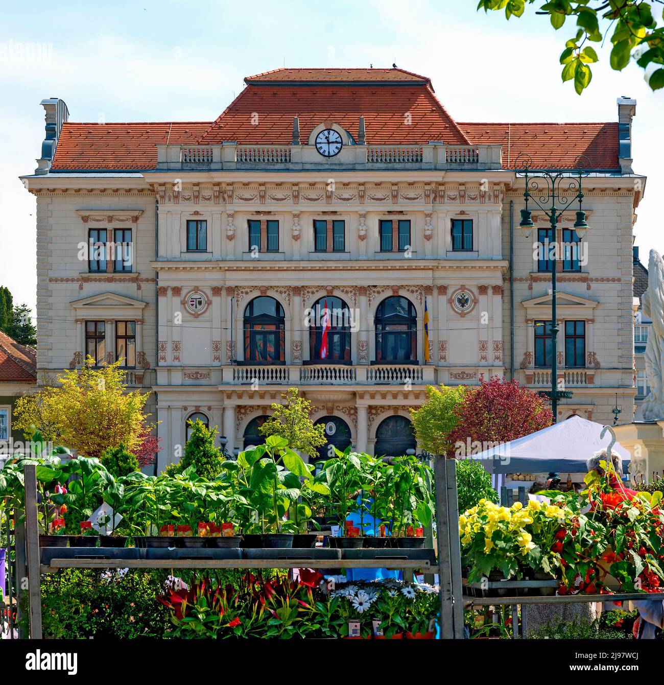 Bâtiment historique de l'autorité de district de Tulln, derrière les étagères avec fleurs, Autriche Banque D'Images