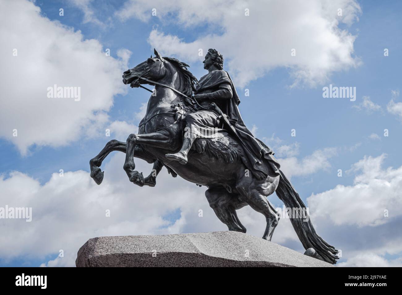 Bronze Horseman contre ciel nuageux. Monument à Pierre le Grand sur la place du Sénat dans la ville de Saint-Pétersbourg, Russie. Banque D'Images