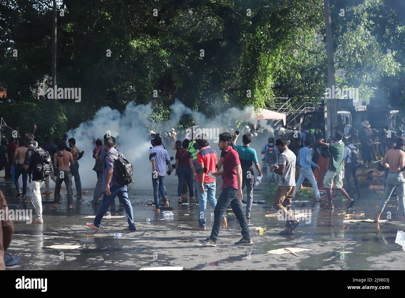 Colombo, Sri Lanka. 19th mai 2022. L'unité de police anti-émeute a utilisé du gaz lacrymogène pour disperser les étudiants protestataires près de la maison du président à Colombo en demandant la démission du président Gotabhaya Rajapaksa et du premier ministre Ranil Wickremesinghe le 19 mai 2022. (Credit image: © Saman Abesiriwardana/Pacific Press via ZUMA Press Wire) Banque D'Images
