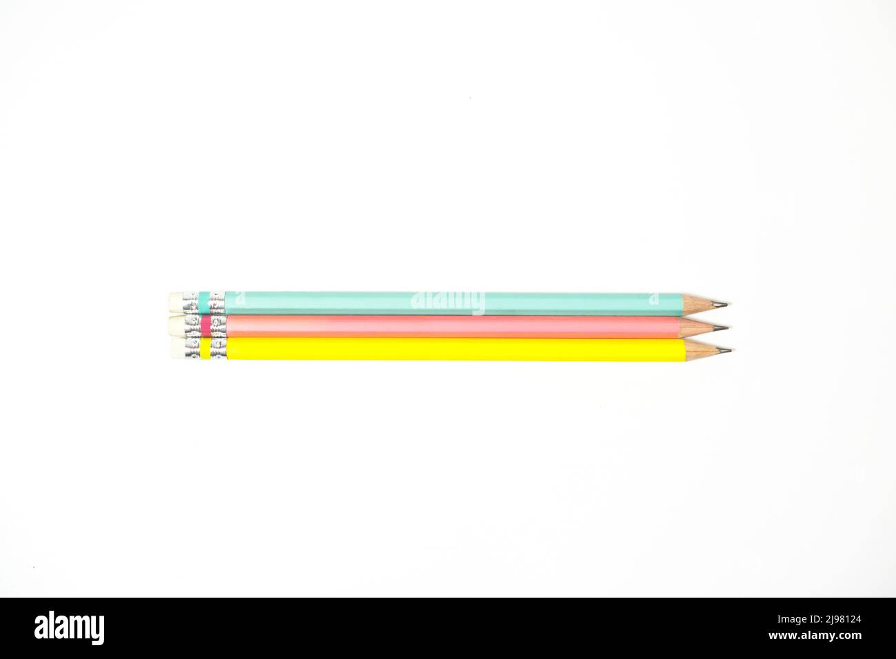 Crayons Rouge jaune Vert, trois crayons isolés sur fond blanc, dessin esquisse concept de bureau Banque D'Images